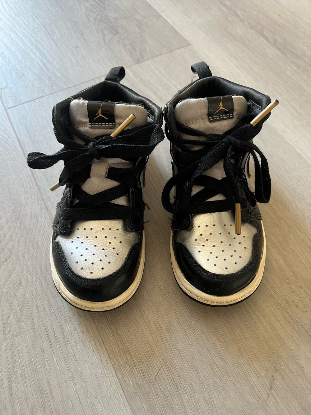Jordan 1 Mid SE “black metallic silver” sneakers